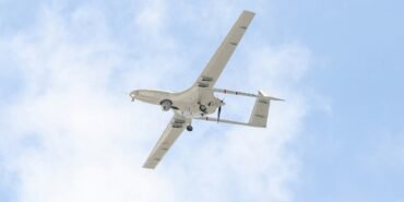 Mavi gökyüzünde uçan küçük bir uçak Savunma askeri teknoloji