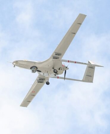 Mavi gökyüzünde uçan küçük bir uçak Savunma askeri teknoloji